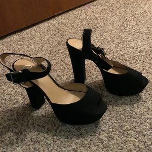 Black peep toe pumps 🖤